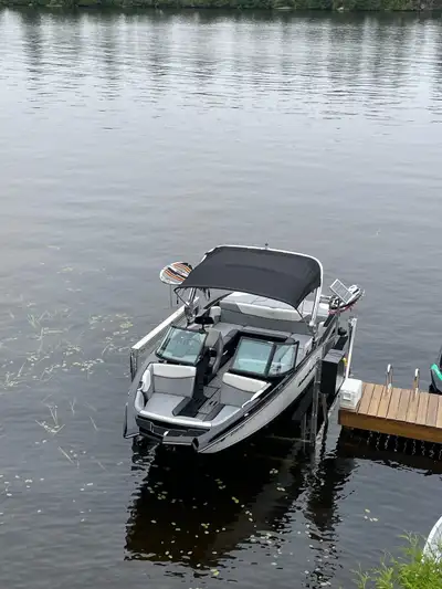 330 heures Ciré aux mois Entretien méticuleux Remorque mastercraft essieux double incluse Toujours s...