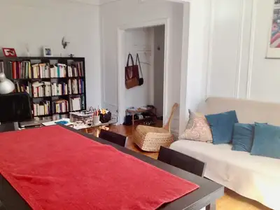 3 1/2 au rez-de-chaussée sur l'Avenue Van Horne, cosy, lumineux et très silencieux. Grande chambre f...