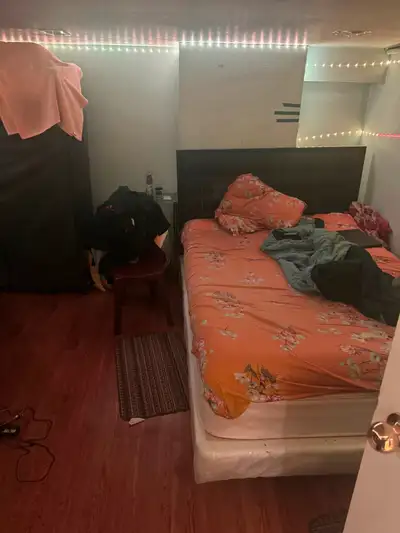 Room at dt near Christie station