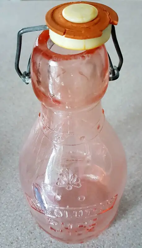 VINTAGE ABSOLUTELY PURE MILK BOTTLE (Made in Italy) in Arts & Collectibles in Laval / North Shore - Image 8