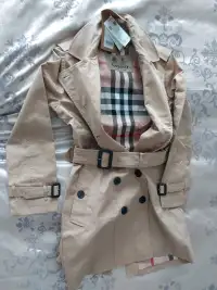 New Burberry  women trench coat 
Manteau impermeable