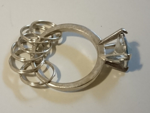 Vintage Silver Metal with Blue Crystal Key Ring Holder in Arts & Collectibles in Oshawa / Durham Region - Image 3
