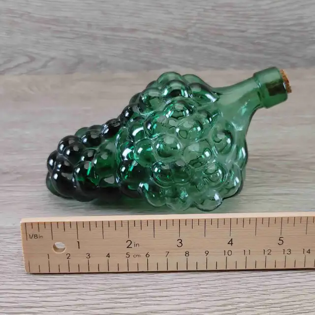 VINTAGE 1970s pair Glass Grape Clusters Decanters GREEN & CLEAR in Arts & Collectibles in City of Toronto - Image 6