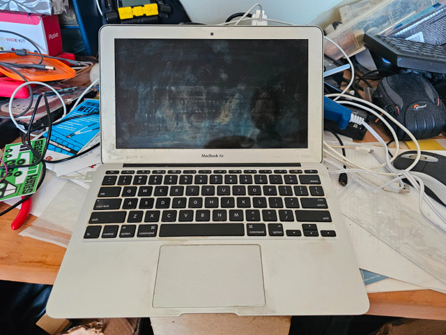 11" MacBookAir (2014), works but has been worked hard in Laptops in Kingston - Image 4