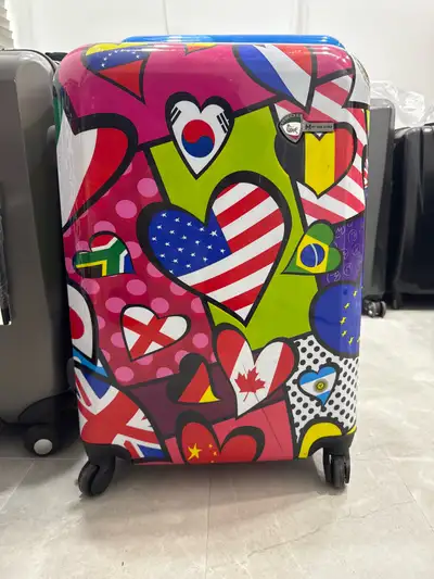 Set off on your next adventure with this vibrant Heys HEYS X TOKYO POP Flags Hearts 26" hard case ca...