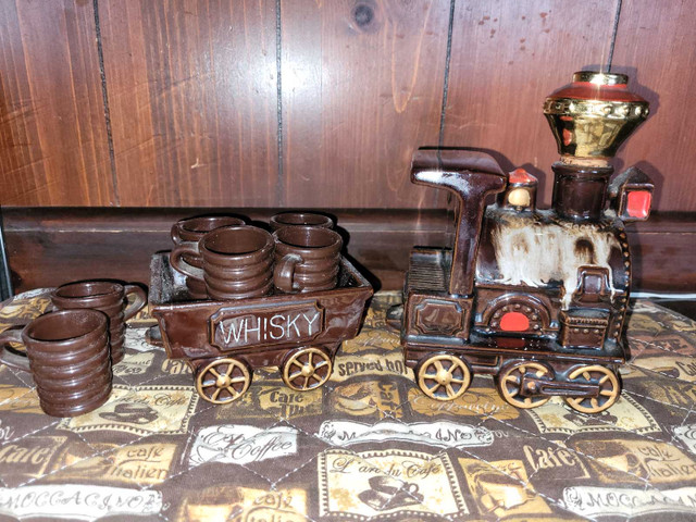 Vintage 1960 whiskey train with caboose and 6 shot glasses  in Arts & Collectibles in Napanee - Image 3