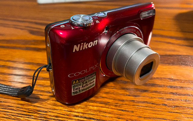 Nikon Coolpix L26 16.1 MP Digital Camera with Case in Cameras & Camcorders in Oakville / Halton Region