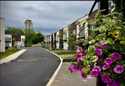 Address: Bentley Common, Niagara Falls, ON L2G3T6 close brock university/niagara college,whole new t...