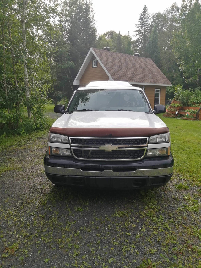 2006 Chevrolet Silverado 1500 2X4 V8 auto 179,000km dans Autos et camions  à St-Georges-de-Beauce - Image 2