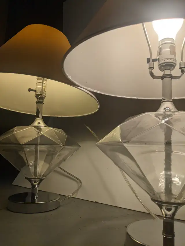 Set of elegant and vintage side table lamps for sale in Indoor Lighting & Fans in City of Montréal - Image 5