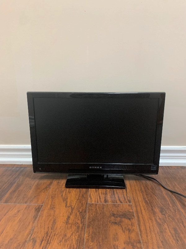 22” TV with Wall Mount in Video & TV Accessories in City of Toronto - Image 2