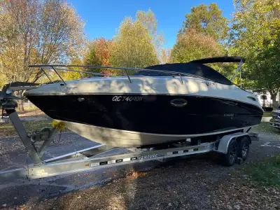 Longueur 25’ , largeur 8’6’’, poids 4192 lbs, réservoir essence 257L, moteur ‘’inboard’’ Mercury (Me...