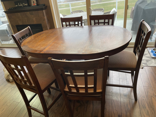 Solid wood bar height kitchen table and 6 chairs in Dining Tables & Sets in Red Deer - Image 4