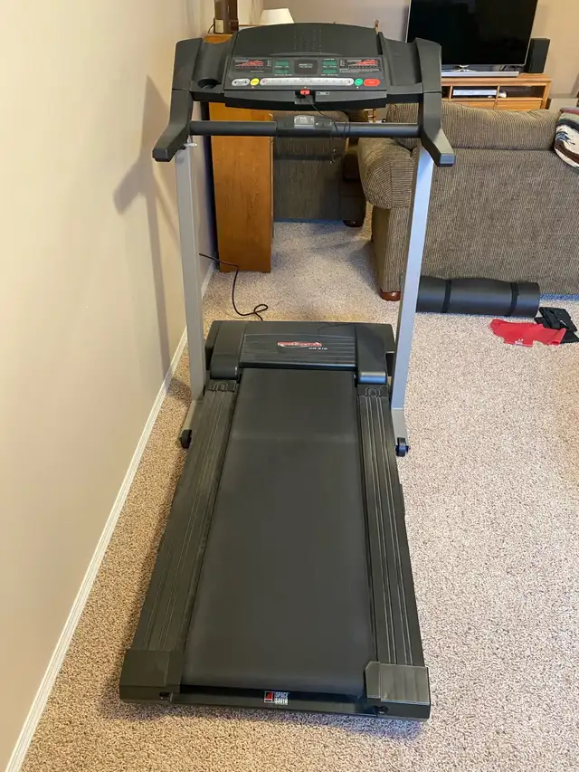 Treadmill in Exercise Equipment in Lloydminster - Image 4