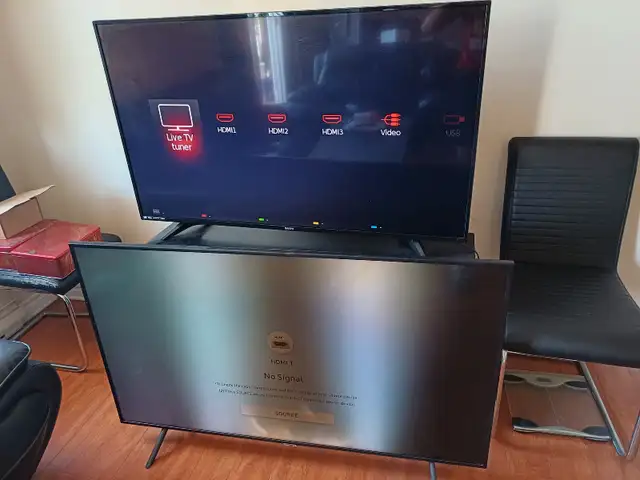 2 Smart TV 48" (1 works and 2nd has issue on screen) in TVs in Ottawa - Image 2
