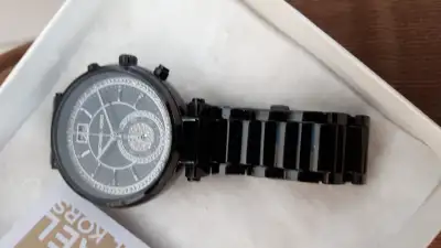 Belle montre noire MICHAEL KORS valeur de $350.00+ taxes, pour femme avec ses instructions, fonction...