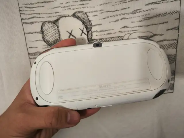 WHITE Playstation PS VITA OLED 1000 PSVITA MODDED 999+ Games in Sony PSP & Vita in City of Toronto - Image 8