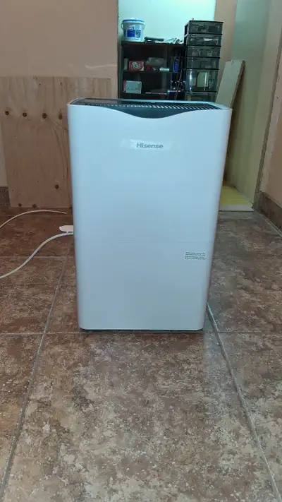 Déshumidificateur Hisense 50 pintes (23,7 L/jour) en excellent état, très propre et entièrement fonc...