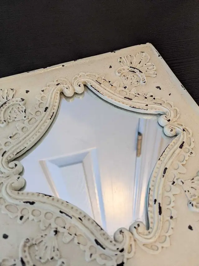 Pair of small decorative wall mirrors in Home Décor & Accents in Ottawa - Image 5