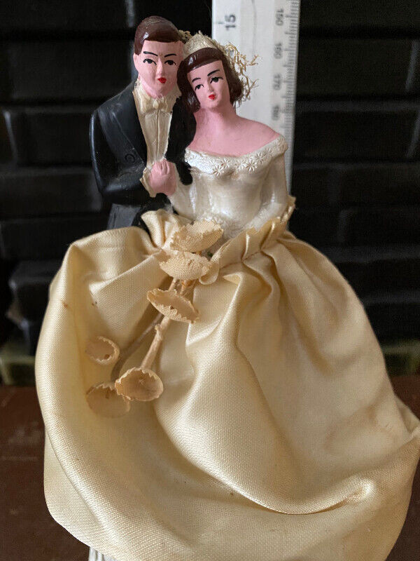 Vtg beautiful wedding topper couple in Arts & Collectibles in Markham / York Region - Image 2