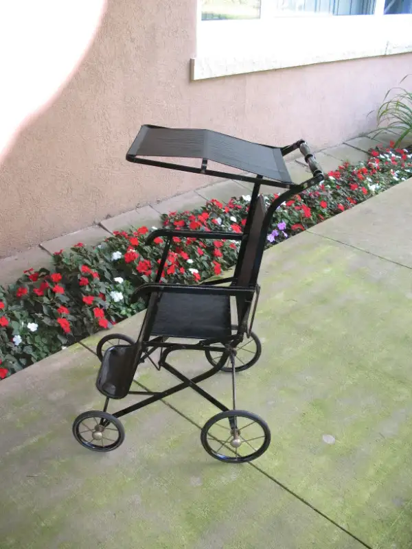 ANTIQUE CHILD'S STROLLER - 1 in Strollers, Carriers & Car Seats in Hamilton - Image 3