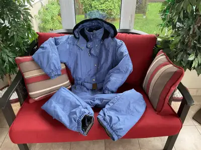 2 Combinaison de Ski…ou la marche ..GR::Small ..Med…20$ chaque, View more