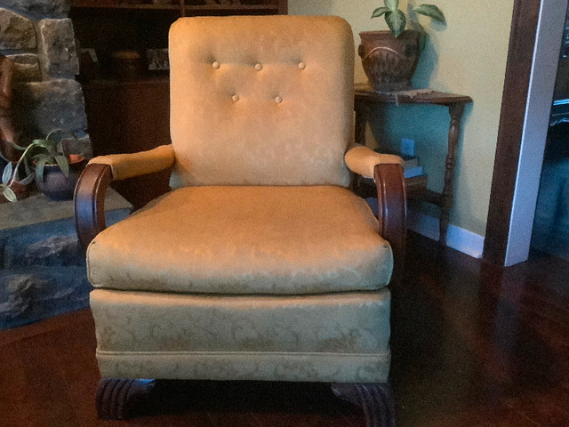 Vintage arm chair with ottoman in Chairs & Recliners in Gatineau