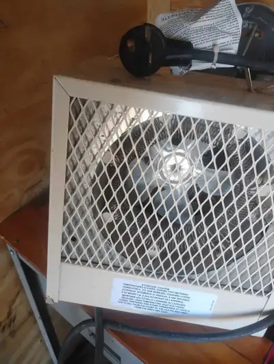 Keep your space toasty with this Fostoria OCC4800AM-MO-TB6 ceramic heater, offering 4800 watts of po...