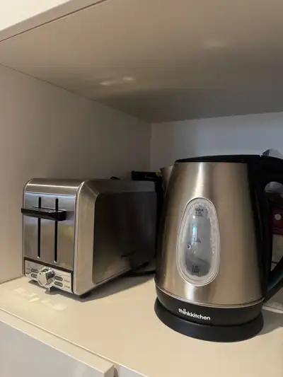 Voici un ensemble pratique pour la cuisine comprenant une bouilloire Thinkkitchen de 1,7 L et un gri...