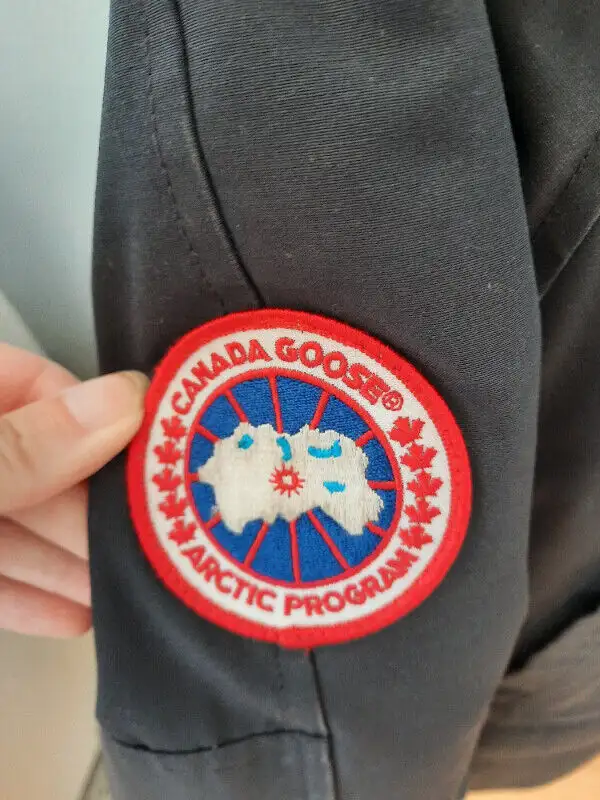 Canada Goose Coat in Women's - Tops & Outerwear in City of Toronto - Image 5