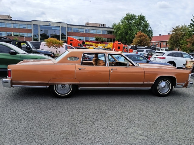 1977 LINCOLN CONTINENTAL TOWN CAR