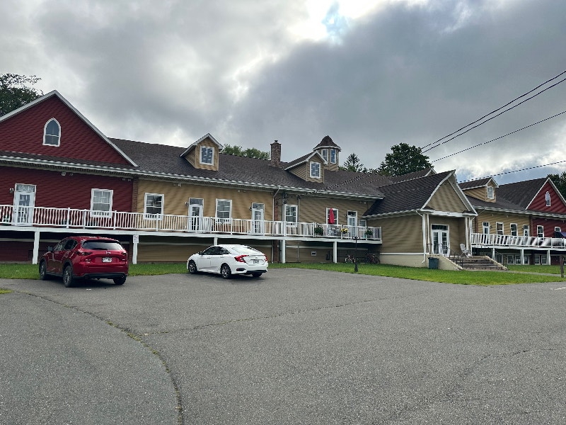 One bedroom in downtown location available now Long Term Rentals