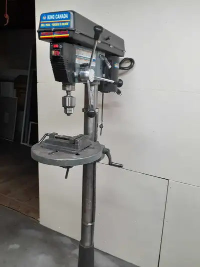 Press drill sur pied.  KING CANADA., View more