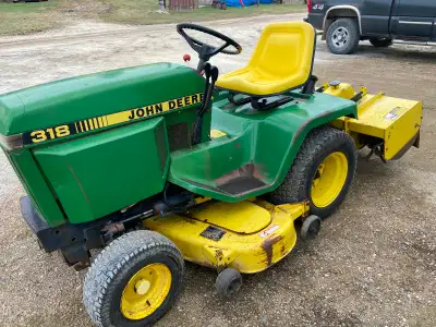 1986 - 318 John Deere lawn and garden tractor, 18hp. Onan engine, hydrostatic transmission, power st...