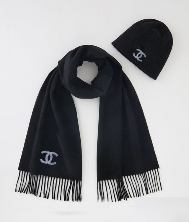 Ladies Scarf & winter hat set (New) in Women's - Tops & Outerwear in City of Toronto