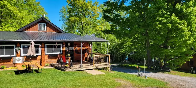 Lake Front Cottage on Mississagagon Lake near Bon Echo  Park in Ontario in Canada - Image 4
