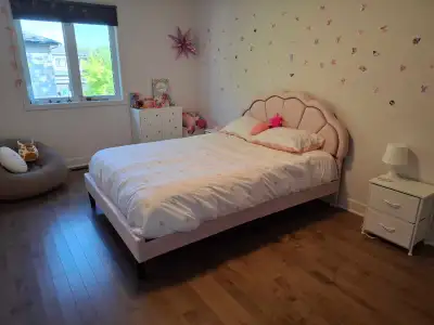 Lit plateforme Lark Manor Aisaiah+ tables de chevet+petit meubl, View more