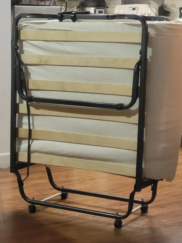 lit pliant in Beds & Mattresses in City of Montréal - Image 2