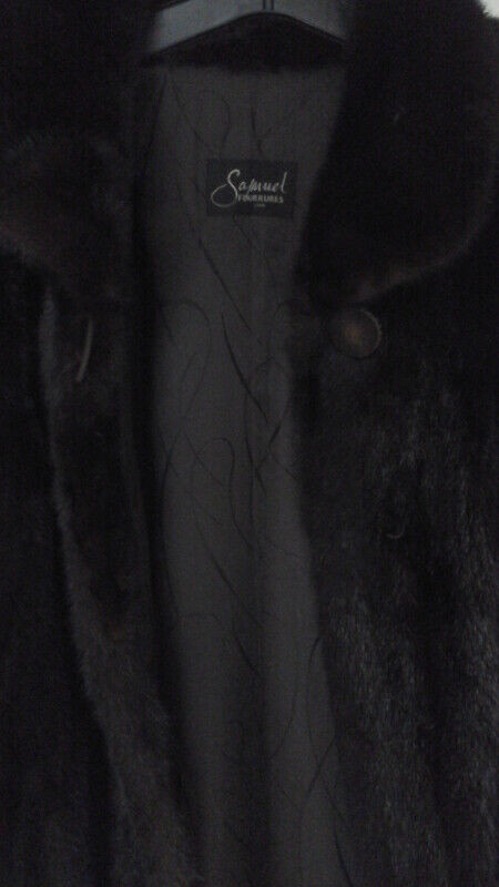 Manteau de vison remodelé. Taille 14 ans, gardez vous au chaud dans Femmes - Hauts et vêtements d'extérieur  à Laval/Rive Nord - Image 2
