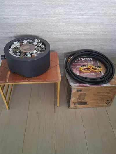 Petit foyer de table au propane, avec tuyau 12’, connecteur Y et table support. Utilisé 2 fois état...