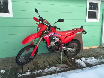 2021 Honda crf 450 rl. 8300km aftermarket 12l fuel tank. Located in Kenora