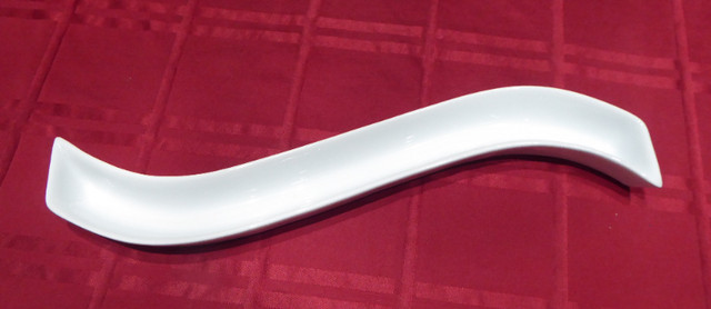 Wavy Porcelain White Olive Serving Tray in Kitchen & Dining Wares in Delta/Surrey/Langley - Image 2