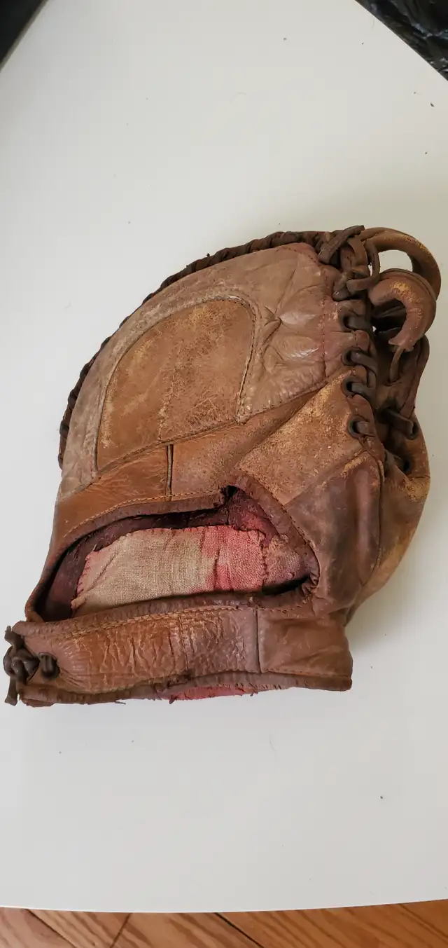 1920's vintage baseball glove and ball 150$ in Arts & Collectibles in City of Toronto - Image 5