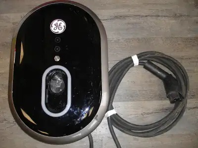 Borne de recharge intelligente GE 30 A niveau 2 de 240 volts 250$ . contacts dans le pistolet sont c...