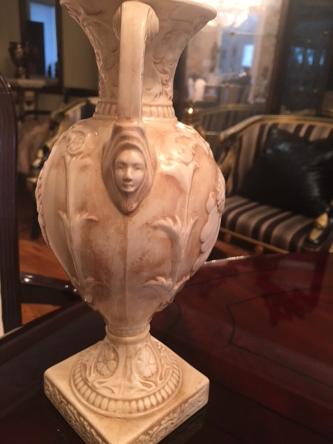 UNIQUELY CARVED ANTIQUE URN in Arts & Collectibles in Mississauga / Peel Region - Image 3