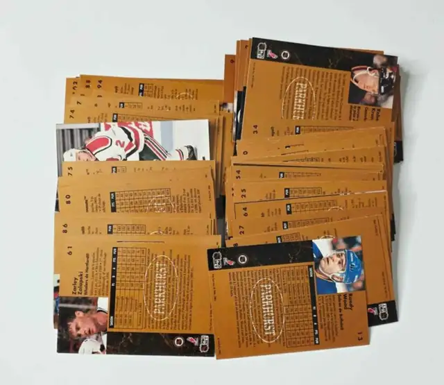 Vintage 1990s Hockey Cards in Arts & Collectibles in Oshawa / Durham Region - Image 3