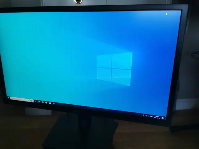 Dell E2222H - LED monitor - 22"    x3 in Monitors in Kitchener / Waterloo - Image 2