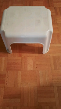 Rubbermaid plastic step stool