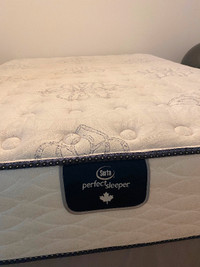 Queen size mattress & boxspring/Duvet/Comforter Set