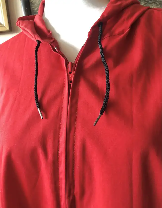 Vintage Red Outdoor Lightweight Jacket Poly Cotton Coat in Women's - Tops & Outerwear in Calgary - Image 3